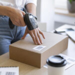 Oznaczenia produktów w przemyśle – rola trwałych etykiet przemysłowych