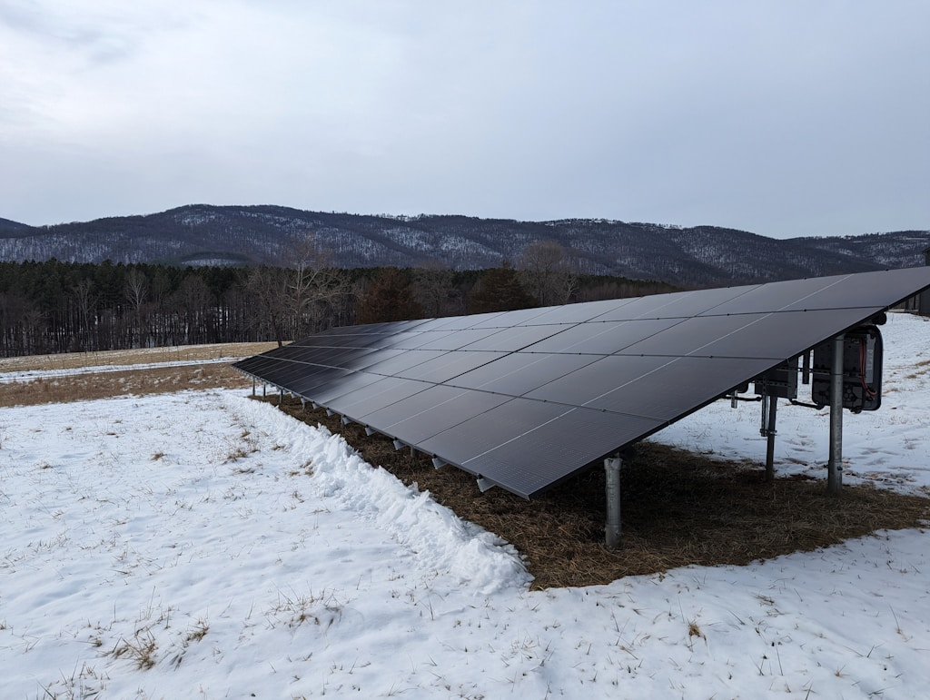 Ciemne moduły PV na gruncie zimą