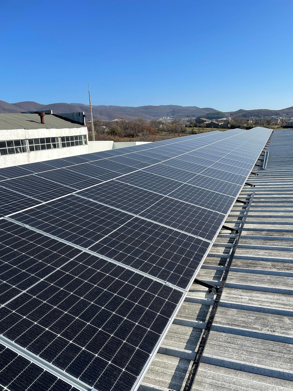 Instalacja PV na dachu wymagająca uporządkowanej trasy kablowej