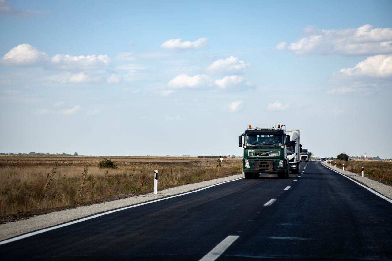Naczepa niskopodwoziowa rodzaje, zastosowania i kluczowe możliwości