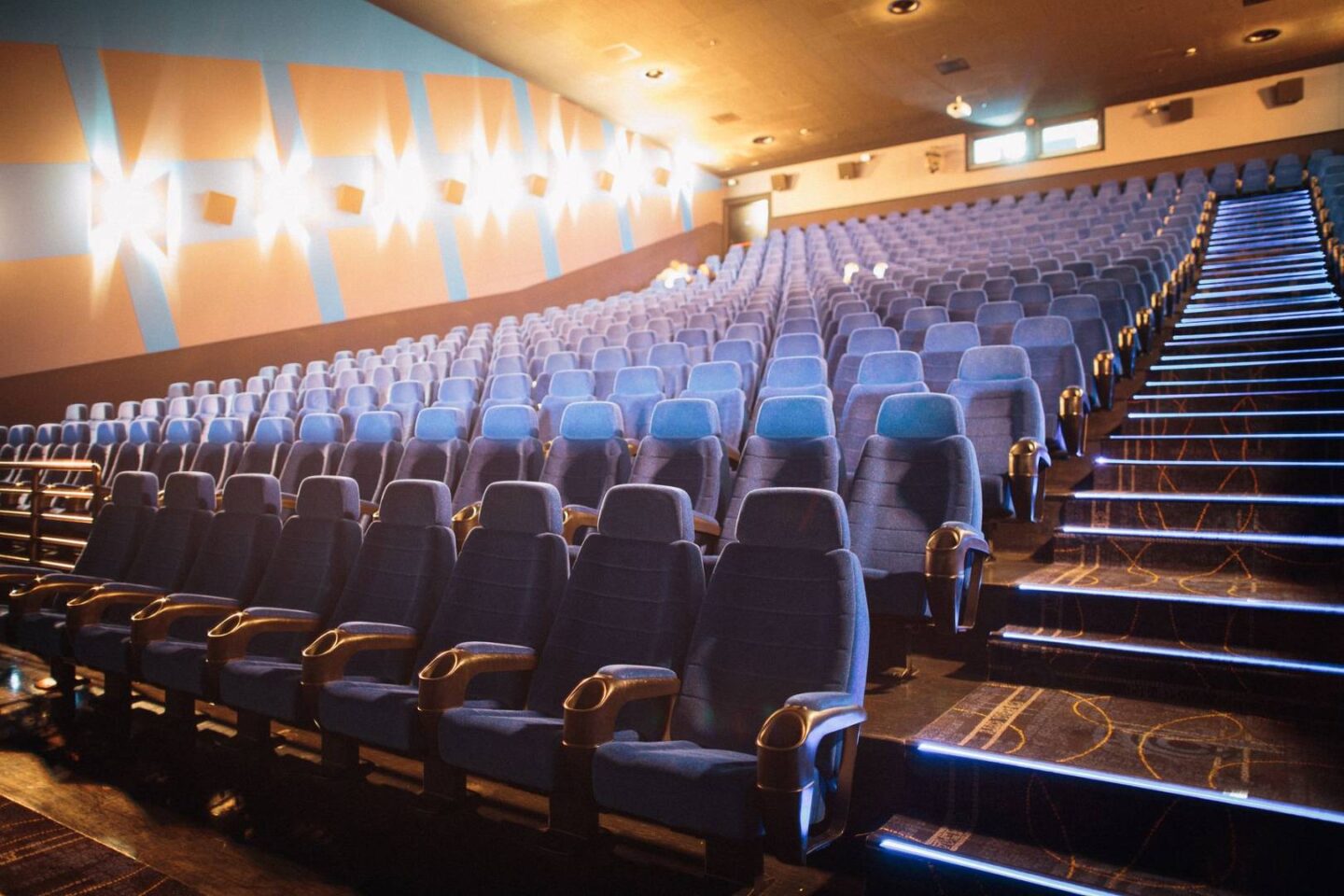 Jak zorganizować pokaz filmowy przez wynajem sali kinowej