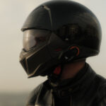 Komunikacja na trasie – jak wybrać uniwersalny interkom motocyklowy na dalekie wyprawy?