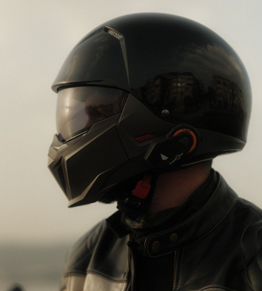 Komunikacja na trasie – jak wybrać uniwersalny interkom motocyklowy na dalekie wyprawy?