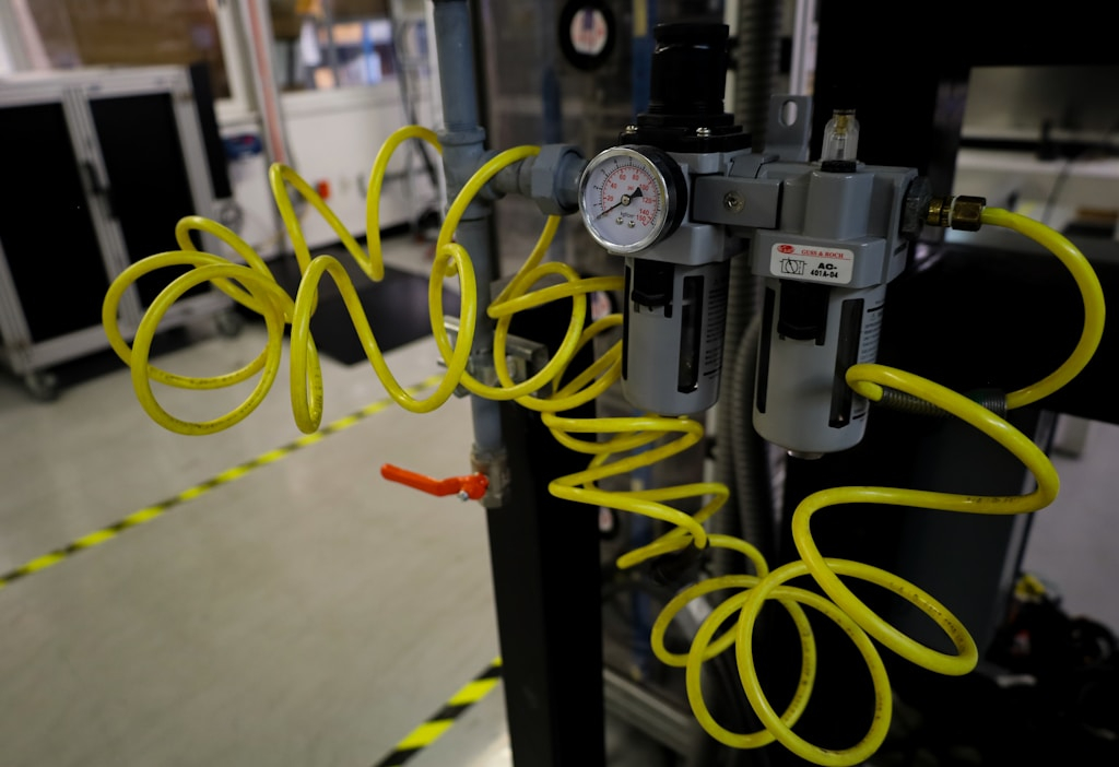 Niezawodne rozwiązania w systemach sprężonego powietrza – dlaczego warto postawić na złączki wtykowe?